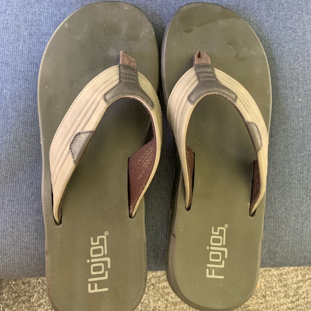 Black & Gray Mens FloJos flip flops. 11